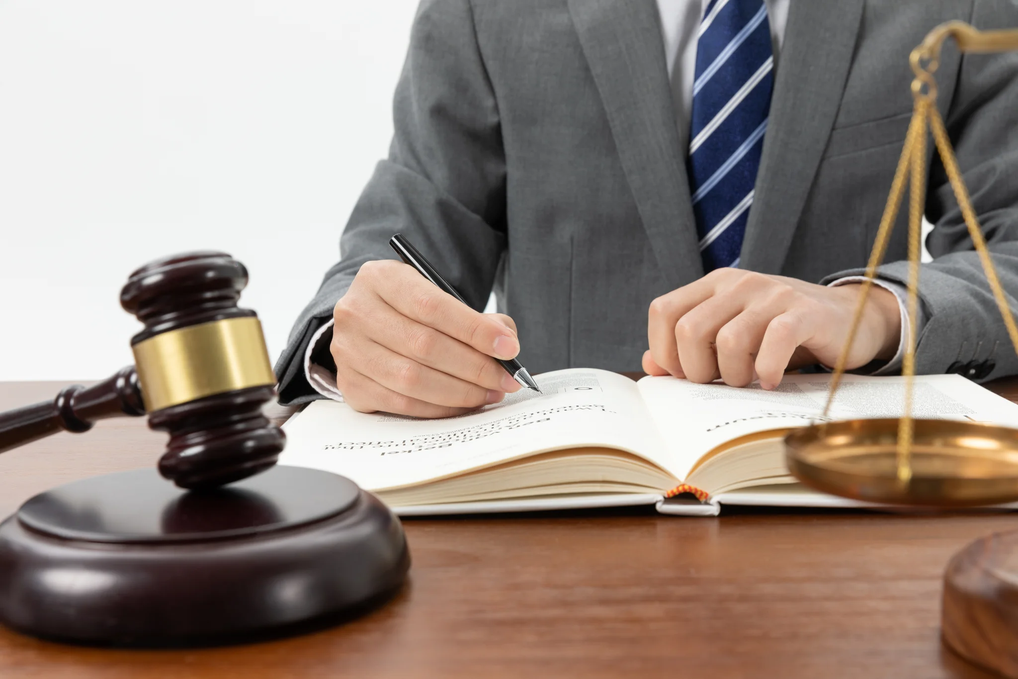 Bureau d'avocat avec bibliothèque de codes juridiques, dossiers et statue de la Justice