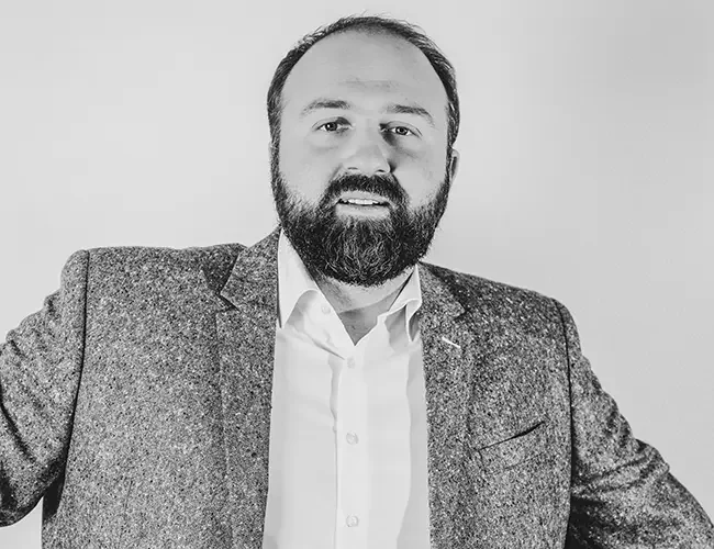 Maître Aurélien Laurent, avocat à Brive-la-Gaillarde, portrait en noir et blanc