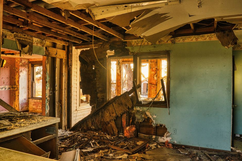 Intérieur d'habitation sinistré, plafond effondré et gravats