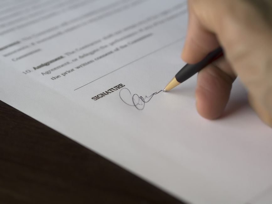 Signature d'un contrat sur un bureau