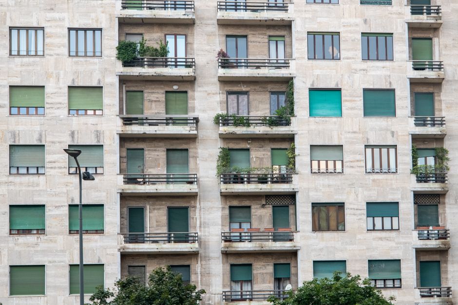 Façade d'un immeuble résidentiel en copropriété avec balcons et volets