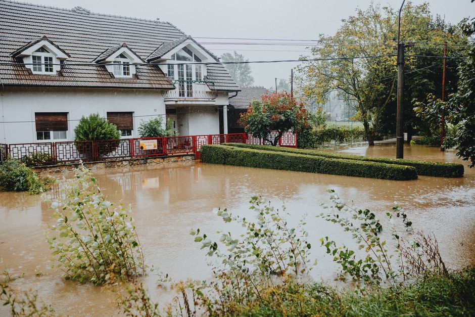 Maison inondée après de fortes pluies, jardin sous les eaux