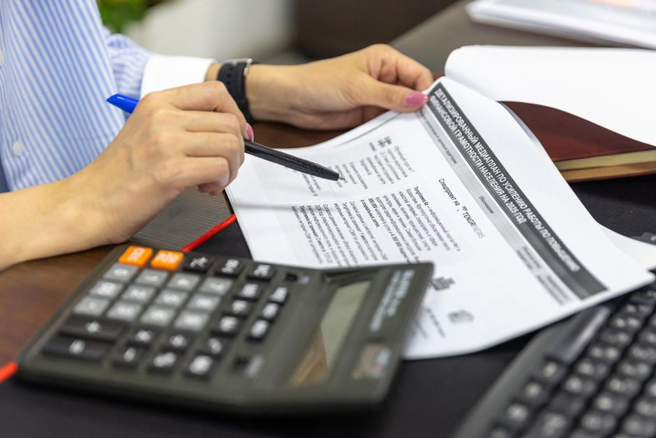 Analyse d'un rapport d'expertise d'assurance avec calculatrice