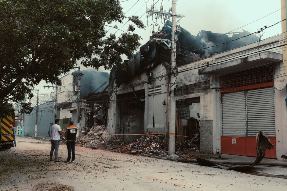 Constat des dommages après l'incendie d'un entrepôt professionnel