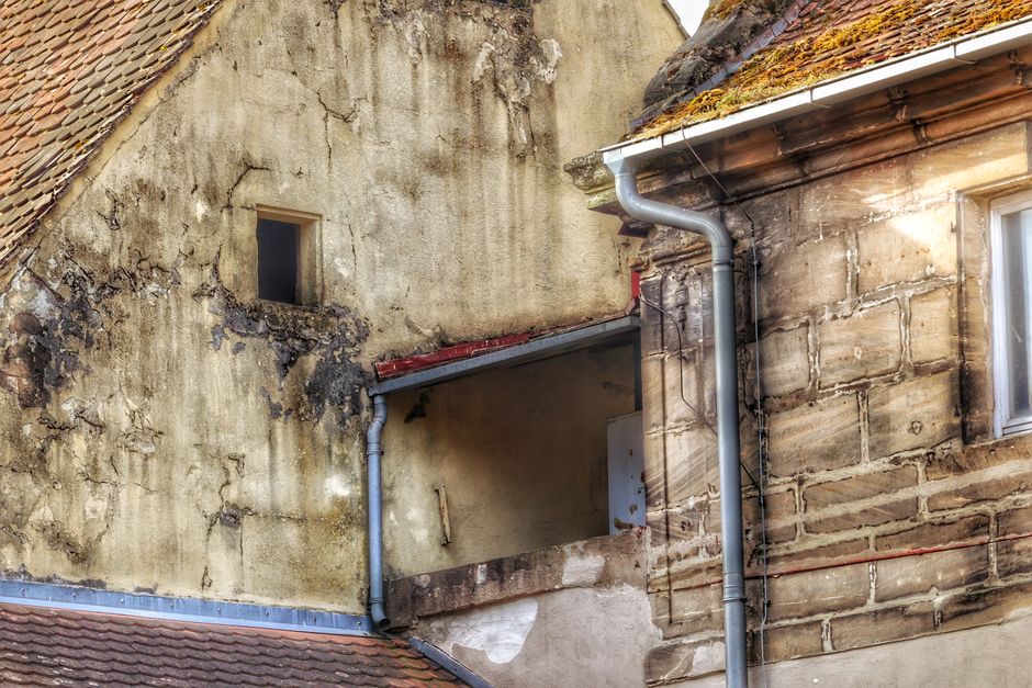 Façade d'habitation endommagée après un sinistre