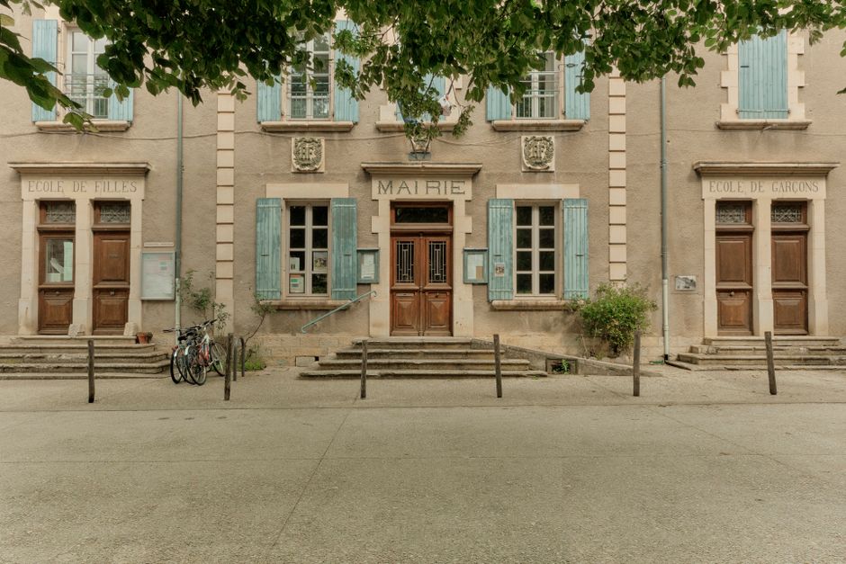 Mairie de village et son parvis, domaine public communal