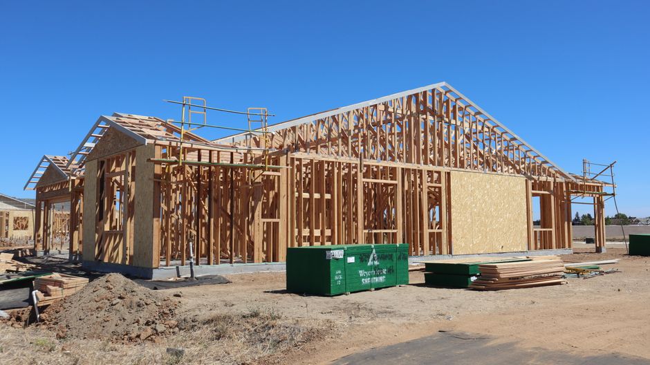 Chantier de maison individuelle en cours, charpente et murs à ossature bois