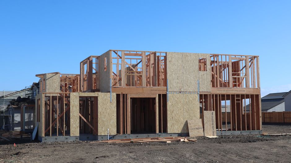 Maison individuelle en cours de construction, ossature bois et panneaux de contreventement