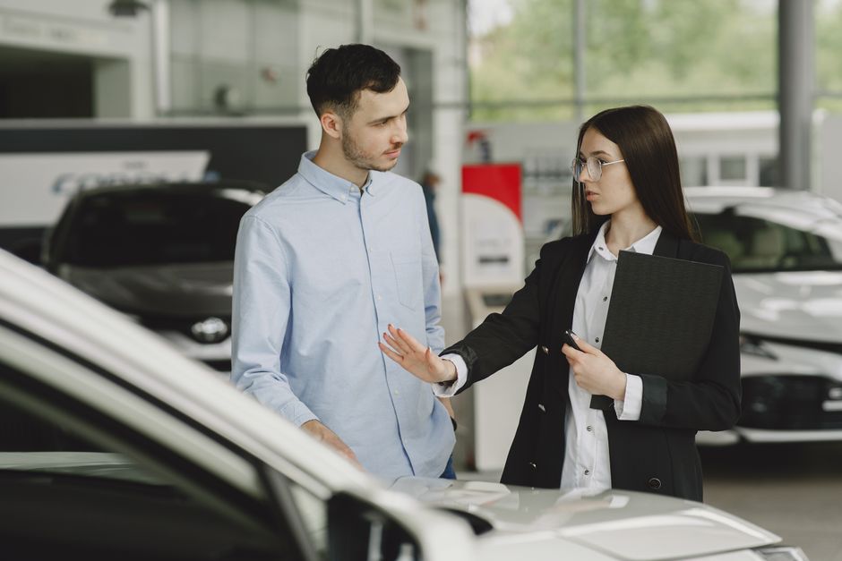 Achat d'un véhicule en concession, échange entre le vendeur et l'acheteur