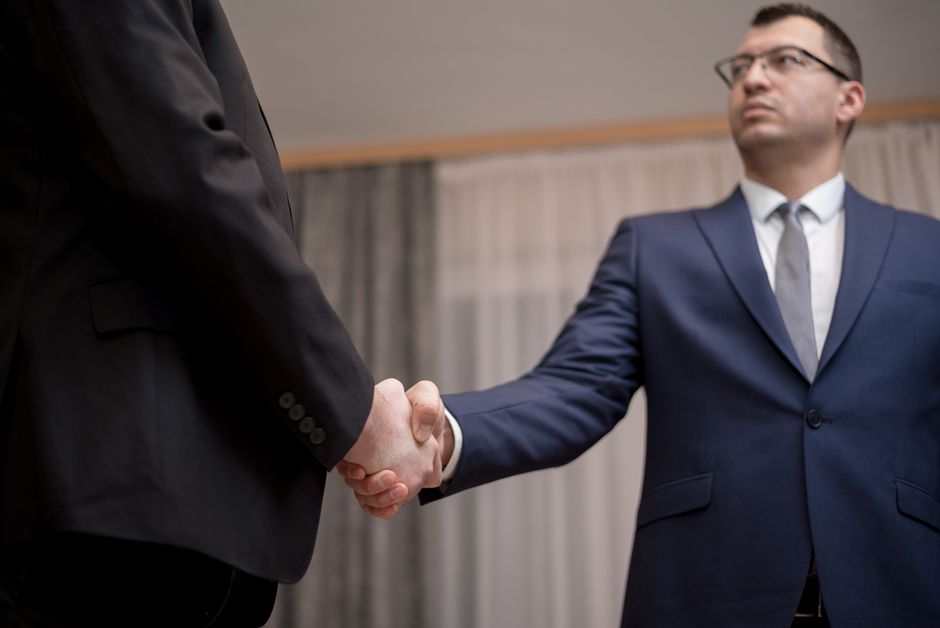 Poignée de main entre deux parties à l'issue d'une négociation amiable