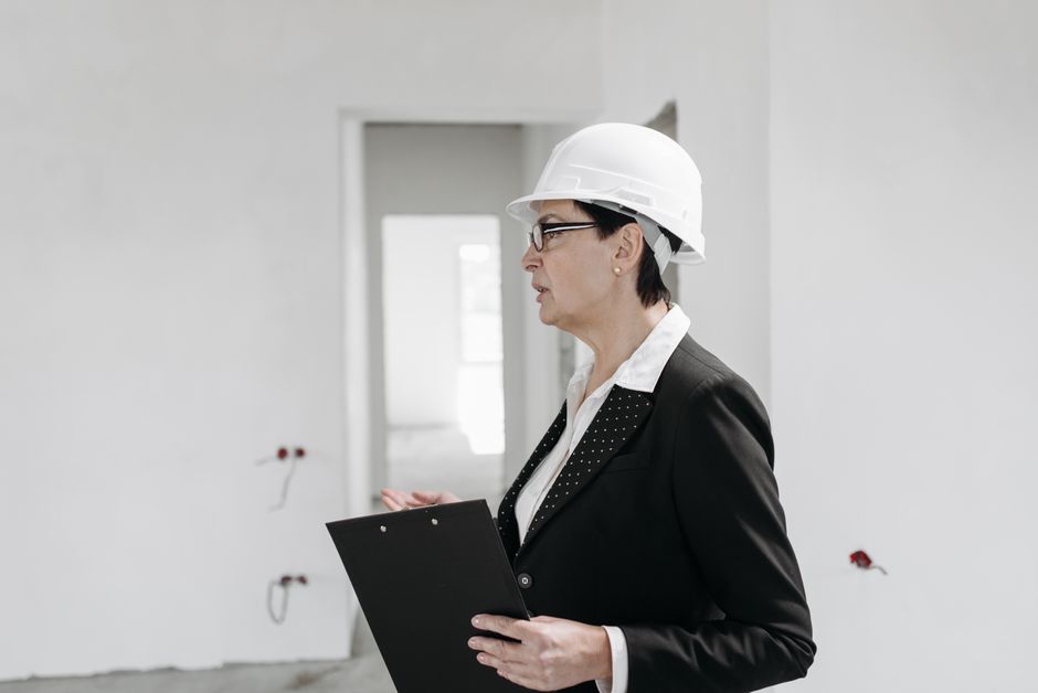 Experte en bâtiment, casque de chantier et porte-documents, lors d'une réunion d'expertise