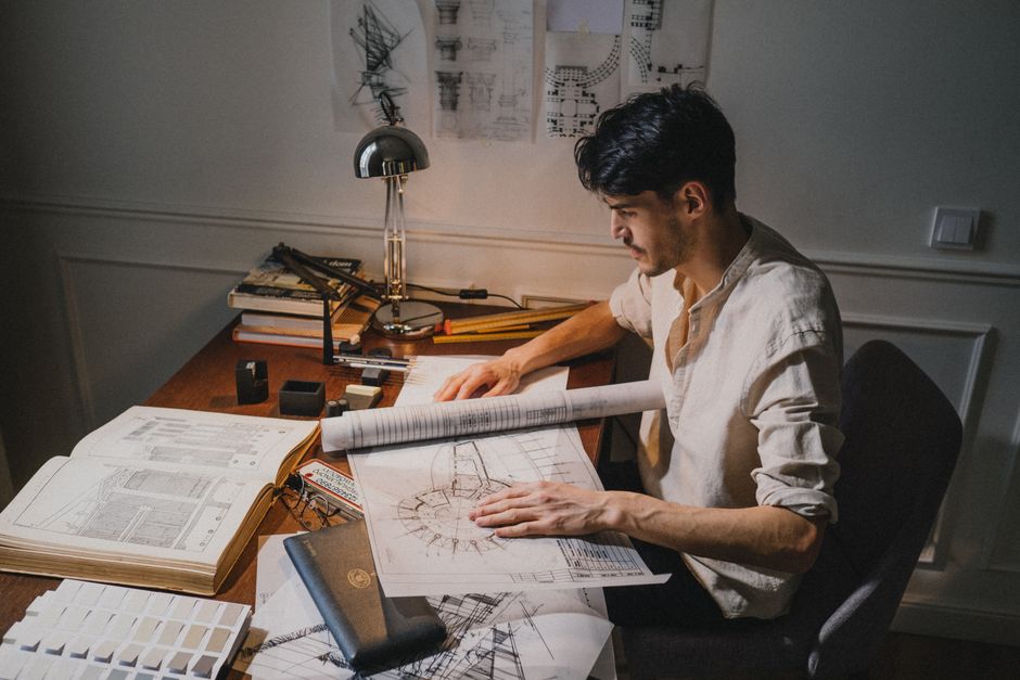 Architecte étudiant les plans d'un projet de construction à son bureau